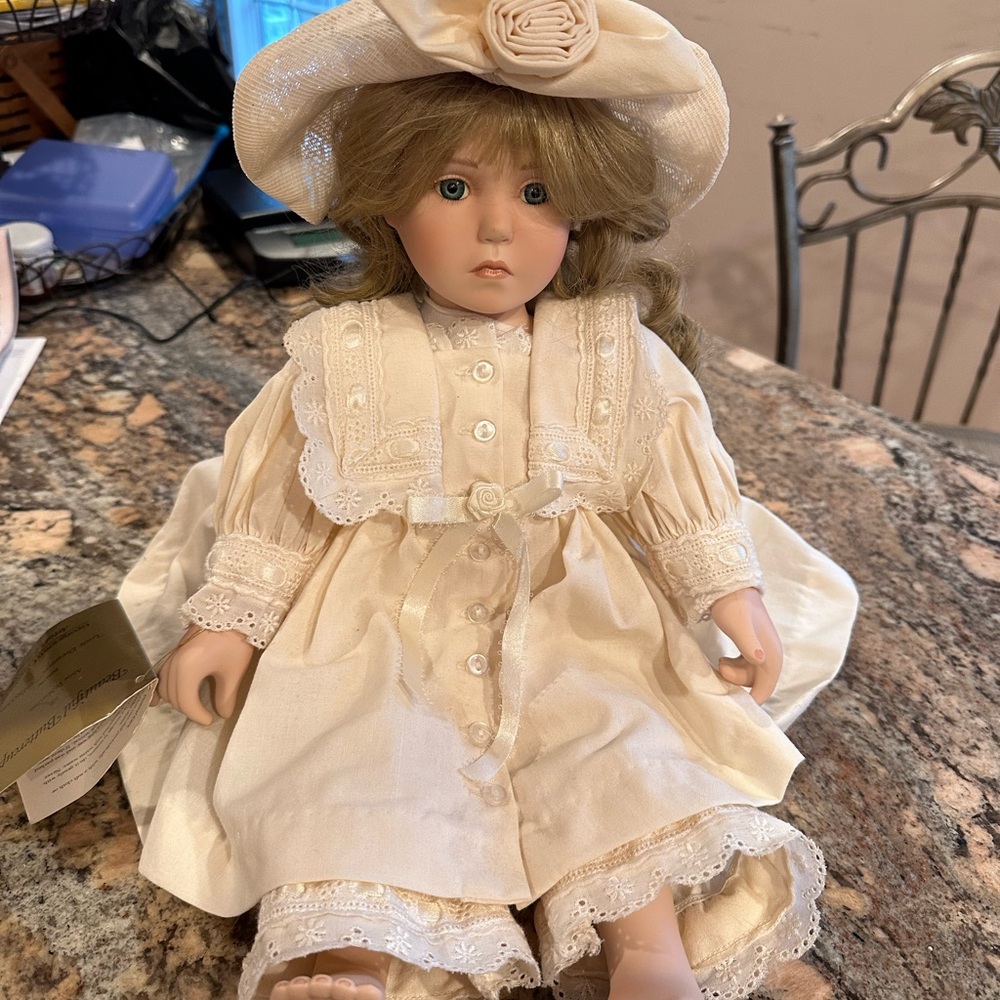 Vintage Georgetown Collection BEAUTIFUL BUTTERCUP Porcelain Pouty Sitting Doll - Picture 5 of 8